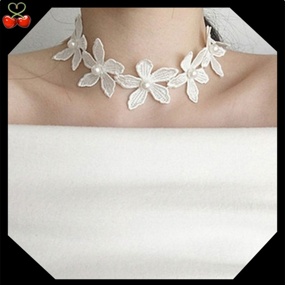Mary's Cherries Boutique Jewelry - 🍒 LAST DAISY Pearl White Choker 📿